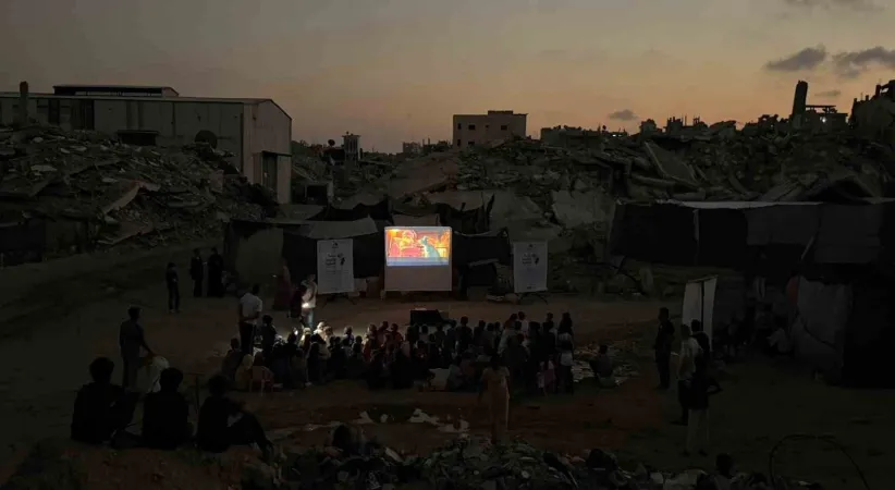 Gazze’de yıkımın ortasında çocuklar sinema izledi