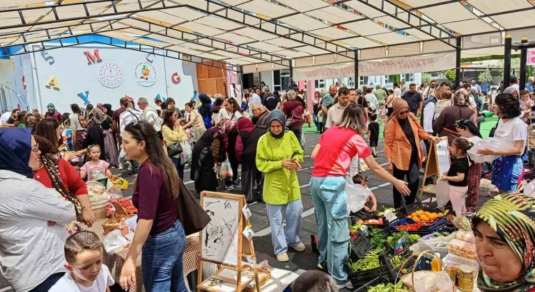 Gazzeli çocuklar için okul bahçesini semt pazarına dönüştürdüler