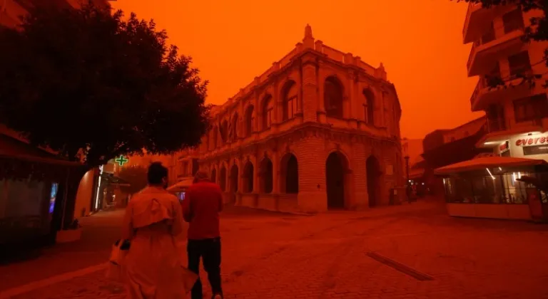 Girit Adası çöl tozu nedeniyle kırmızıya büründü