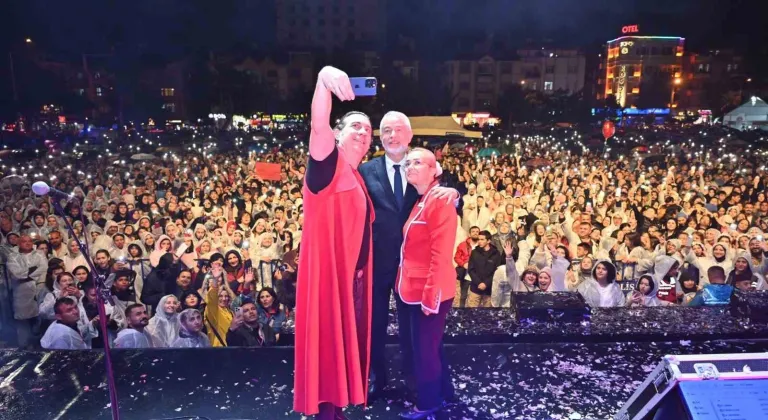 Kıraç, Gül Festivali'nde sağanak yağmur altında konser verdi