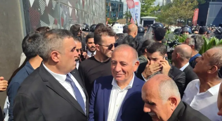 Gürsel Tekin CHP’nin Sarıyer’deki binasına geldi