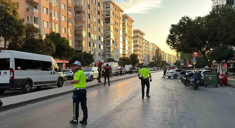Bankaya giren şahıs güvenlik görevlisinin silahıyla 5 kişiyi rehin aldı