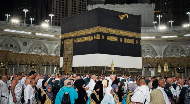 Hacı adayları Kabe’de Gazze için dua ediyor