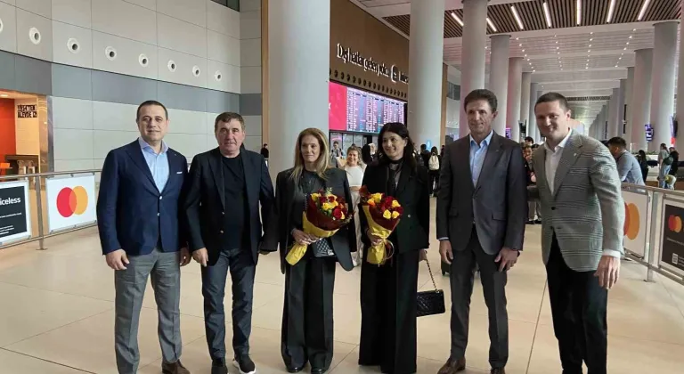Galatasaray'ın efsane isimleri Hagi ve Popescu İstanbul'da