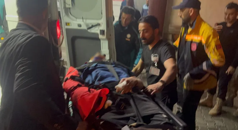 Hakkari’de düzensiz göçmenleri taşıyan minibüs dereye uçtu: 20 yaralı