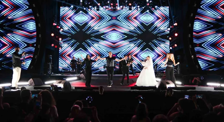 Haluk Levent'ten konserine gelen gelin ve damada balayı hediyesi