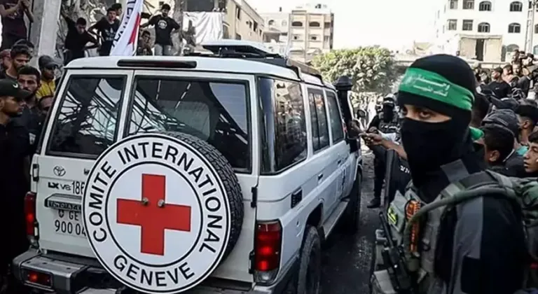 Hamas: İsrailli esirlerin cesetlerinin teslimi, İsrail'in ekipman girişine izin vermemesi nedeniyle gecikiyor