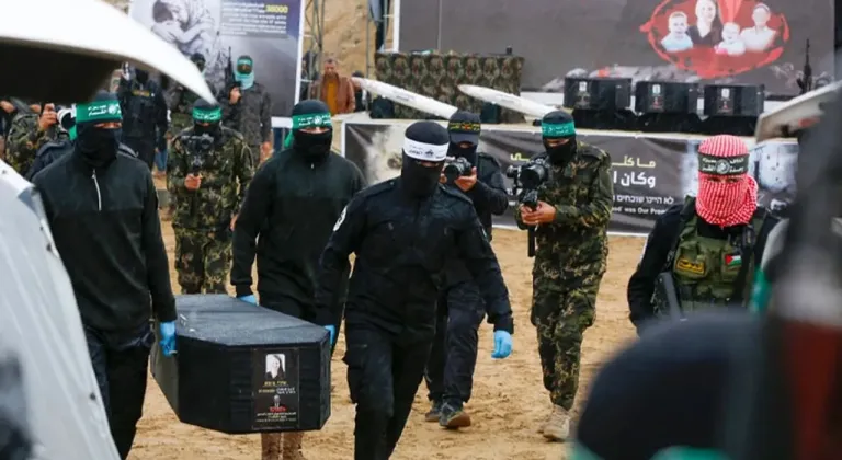 Hamas’ın Kızılhaç’a teslim ettiği bir esir cenazesi daha İsrail’e getirildi