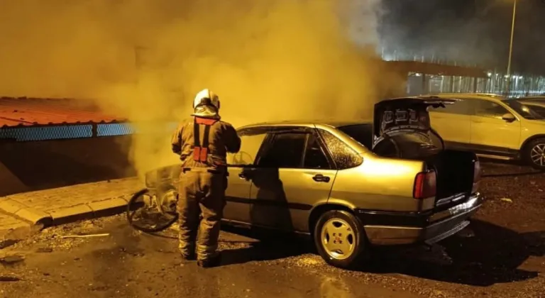 Hatay'da seyir halinde olan otomobil alevlere teslim oldu