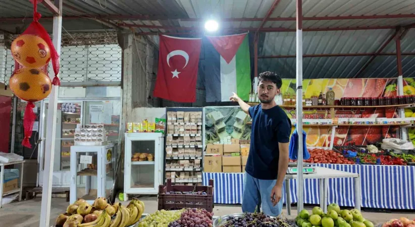 Hatay’da 3 yıldır marketine İsrail menşeli ürünleri sokmayan genç esnaf, dolabına boykot mesajı astı