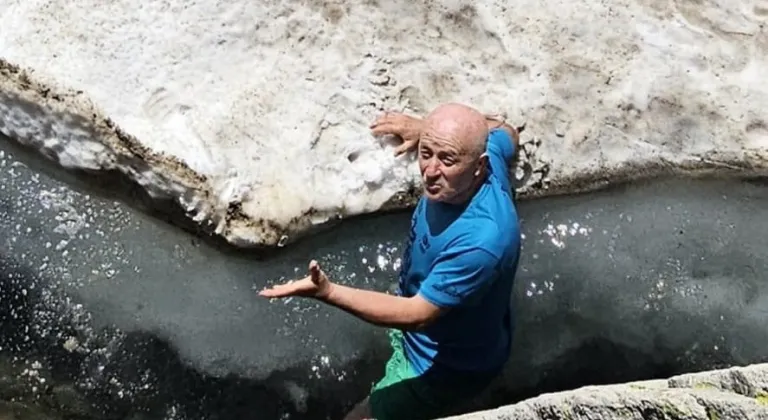 Uludağ’da buzla kaplı gölde yüzdüler