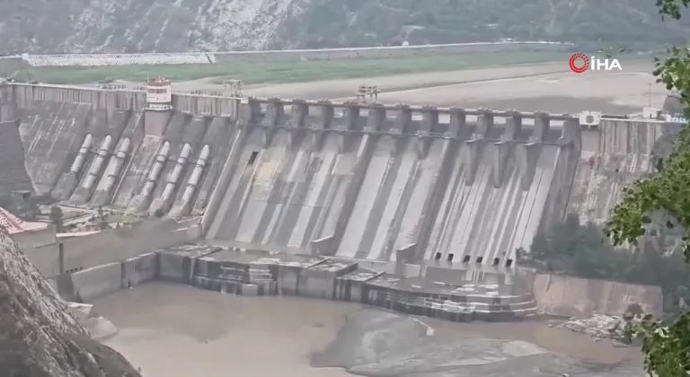 Hindistan, Chenab Nehri’nden Pakistan’a olan su akışını engelledi