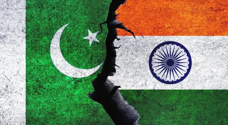 Hindistan ile Pakistan arasında Keşmir konusunda yaşanan anlaşmazlığın tarihçesi nedir?