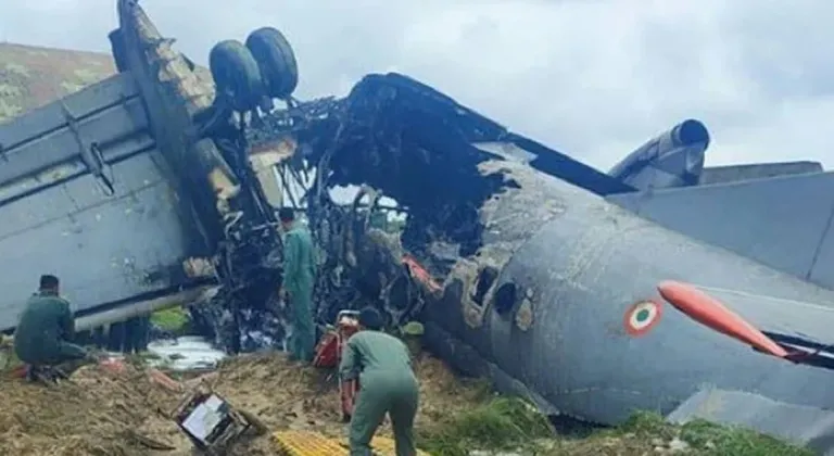 Hindistan’da düşen nakliye uçağında 5 asker öldü