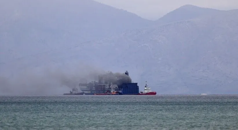 Hürmüz Boğazı’nda seyreden gemide yangın