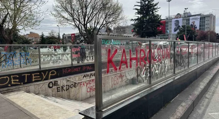 Saraçhane’de izinsiz gösteri: Şehzadebaşı Camii mezar taşları kırıldı