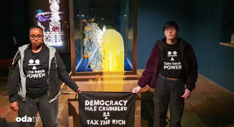 İngiltere’de evsizlik sorununa dikkat çekmek için kraliyet tacına muhallebi fırlatıldı