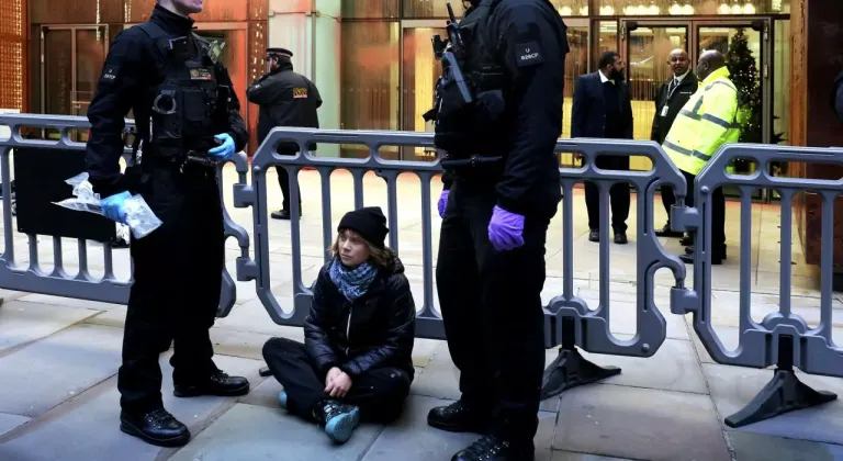 İngiltere’de Filistin’e destek protestosunda ünlü aktivist Thunberg gözaltına alındı
