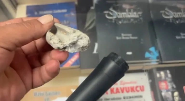 Erzincan'da internetten aldığı mikrofonun içinden beton çıktı