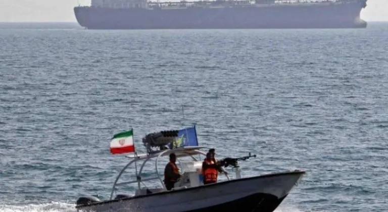 İran, Basra Körfezi’nde 1 milyon litreden fazla kaçak akaryakıt taşıyan 2 tekneye el koydu