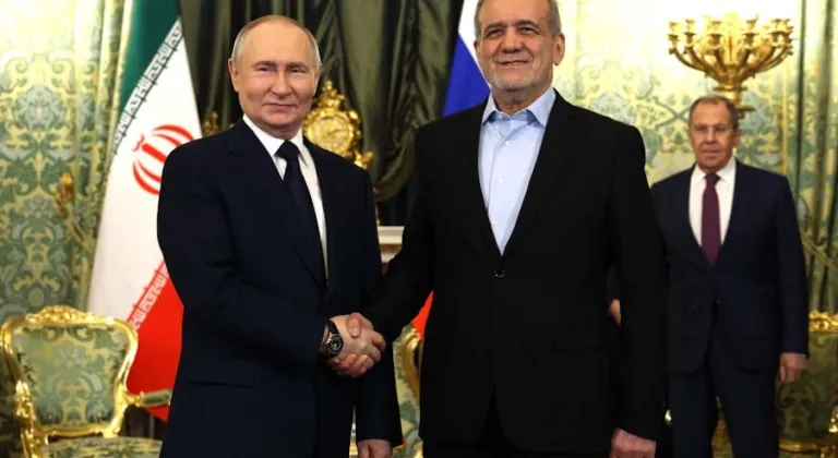 İran Cumhurbaşkanı Pezeşkiyan: "Rusya’dan İran halkının meşru haklarını desteklemesi bekleniyor"