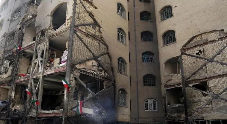 İran Kızılayı: "20 bin sivil bina hasar gördü"