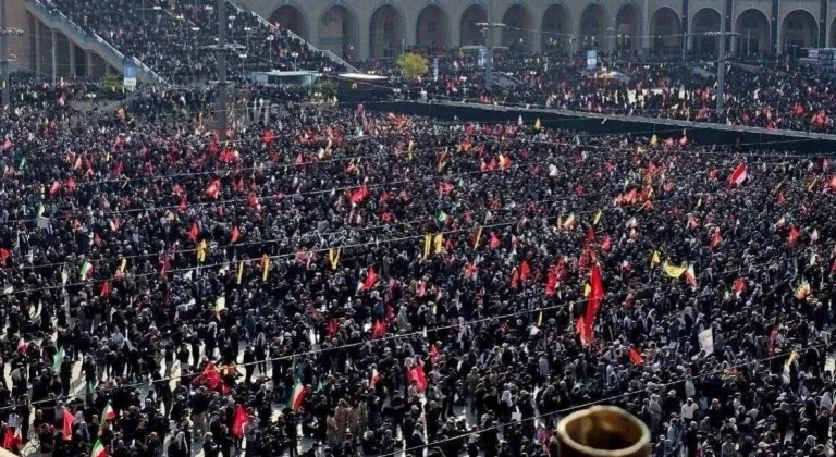 İran’da binlerce kişi Hamaney’in cenaze töreni için toplandı
