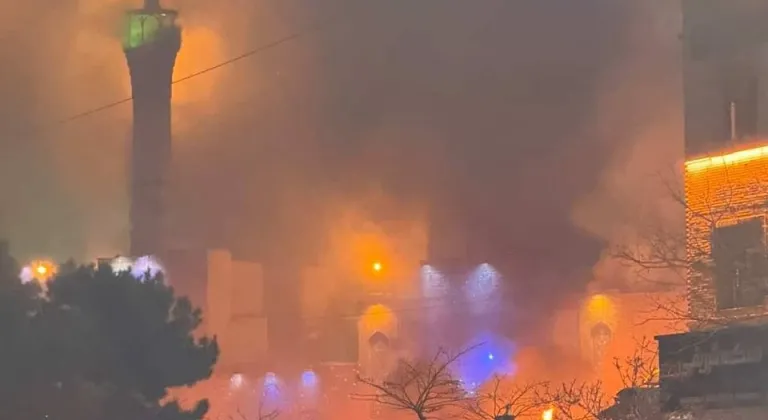 İran’da cami ve belediye binası ateşe verildi