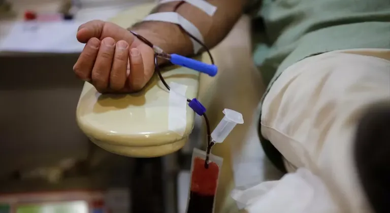 İran’da halk, ABD ve İsrail saldırılarında yaralananlar için kan bağışında bulunuyor