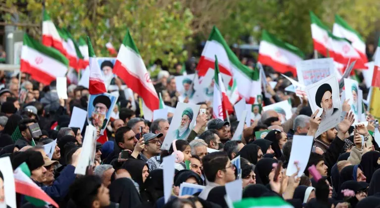 İran’da şiddet eylemlerinde ölen güvenlik güçleri ve sivilleri binlerce kişi uğurladı