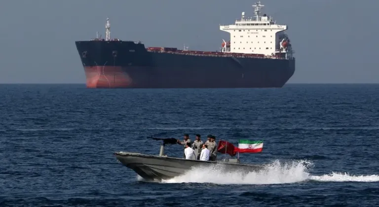 İran’da yaklaşık 73 bin litre kaçak akaryakıt taşıyan 48 tekneye el konuldu