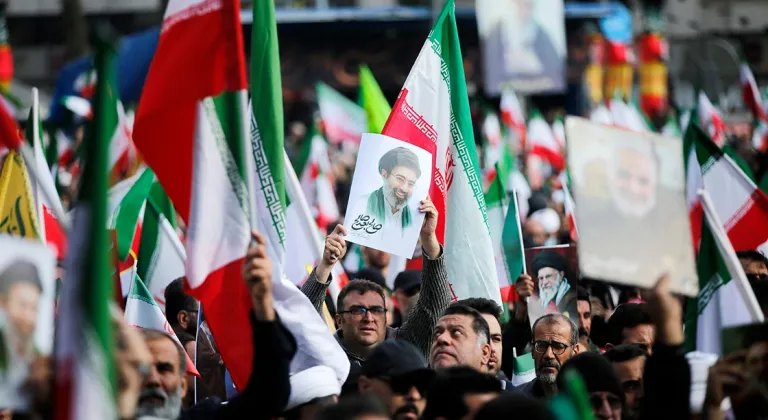 İran’ın başkenti Tahran’da binlerce kişiden Hamaney’e bağlılık yürüyüşü