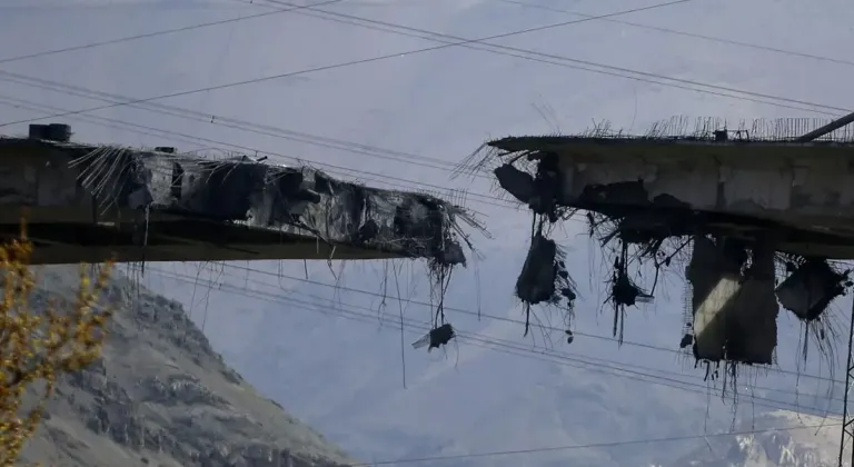 İran’ın en yüksek köprüsünde oluşan hasar görüntülendi