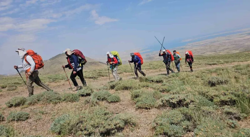 İranlı 13 dağcı, Süphan Dağı’nın zirvesine ulaştı