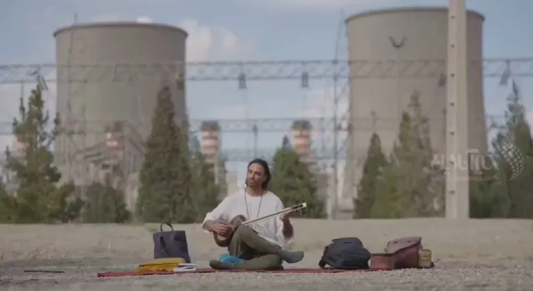 İranlı müzisyenden saldırı tehdidine karşı enerji santrali önünde enstrümanlı eylem