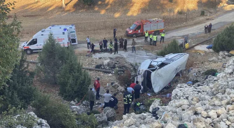 Mersin'de işçi servisi şarampole devrildi: 5 ölü, 14 yaralı