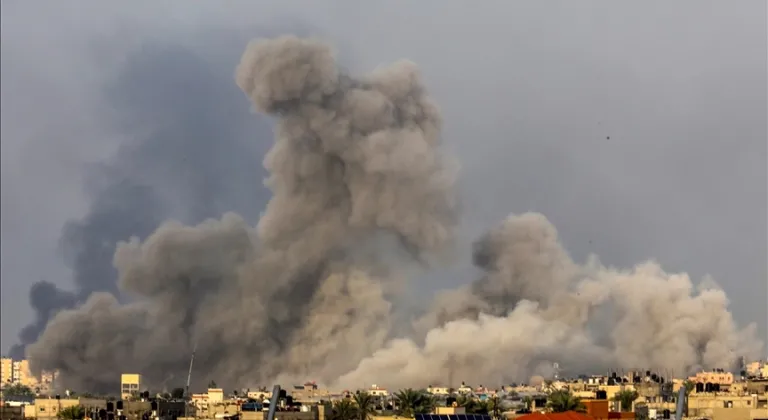 İsrail, UNRWA'ya ait yardım dağıtım merkezini vurdu: 4 ölü