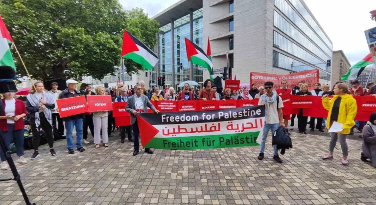 İsrail Dışişleri Bakanı Almanya’da protesto edildi