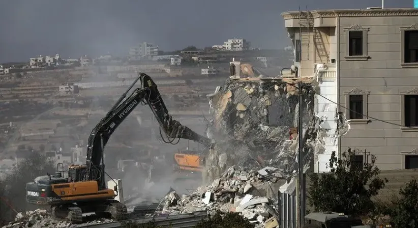 İsrail, El Halil’de zorla bölgeden çıkardığı Filistinlilerin evlerini yıkmaya başladı