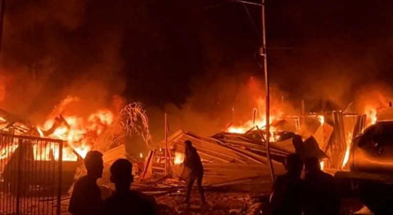 İsrail Gazze’de yerinden edilen Filistinlilerin kaldığı kampı vurdu: 5 ölü