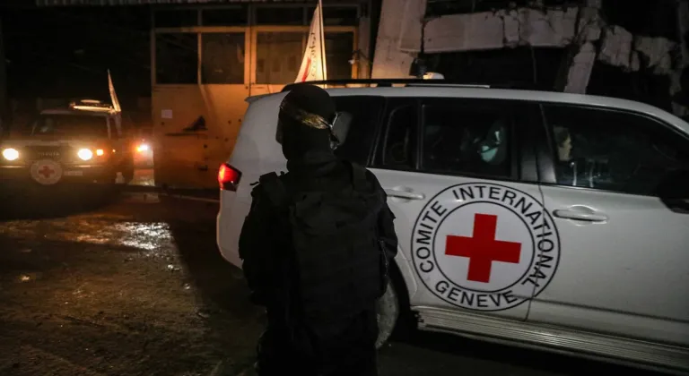 İsrail: Kızılhaç Hamas'tan 1 rehinenin cesedini teslim aldı