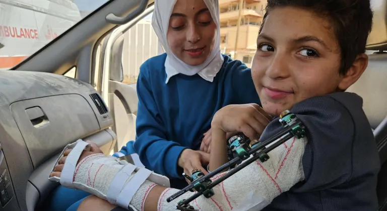 İsrail saldırısında 9 çocuğunu kaybeden doktor, oğluyla birlikte İtalya’ya getirildi