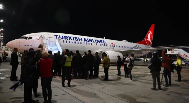 İsrail’in alıkoyduğu Küresel Sumud Filosu aktivistlerini taşıyan uçak İstanbul’a geldi