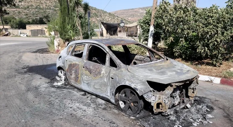 İsrailli yerleşimciler Filistinlilere ait araçları ateşe verdi