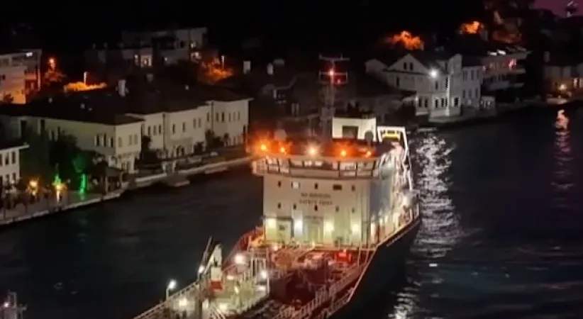 İstanbul Boğazı’nda kimyasal madde taşırken kıyıya sürüklenen tanker emniyetle demirletildi