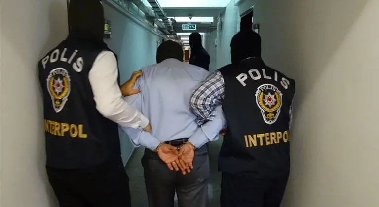 Kırmızı bültenle aranan ‘Daltonlar silahlı suç örgütü’ üyesi Ahmet A., Gürcistan’da yakalanarak Türkiye’ye getirildi