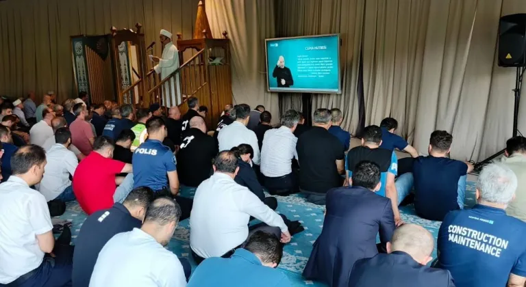 İstanbul Havalimanı’nda dijital ekran üzerinden işaret diliyle cuma hutbesi verildi