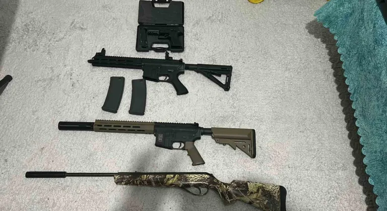 İstanbul merkezli DEAŞ operasyonunda kılıç, pala, kasatura ele geçirildi