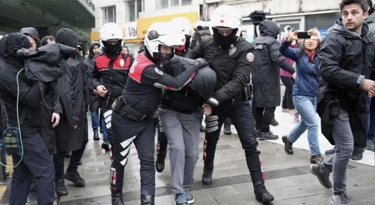 İstanbul Valiliği: İzinsiz gösteri ve yürüyüş yapan 575 kişi gözaltına alındı