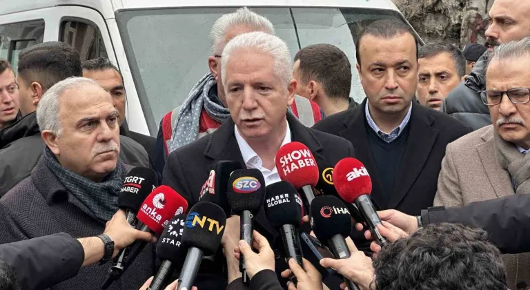 İstanbul Valisi Gül: "9 kişi göçük altında kaldı, 7 kişi hastaneye sevk edildi"